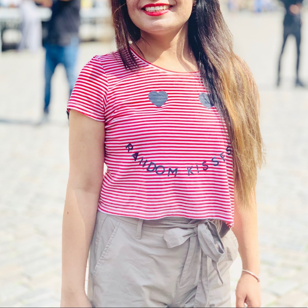Random kisses crop top 🥰